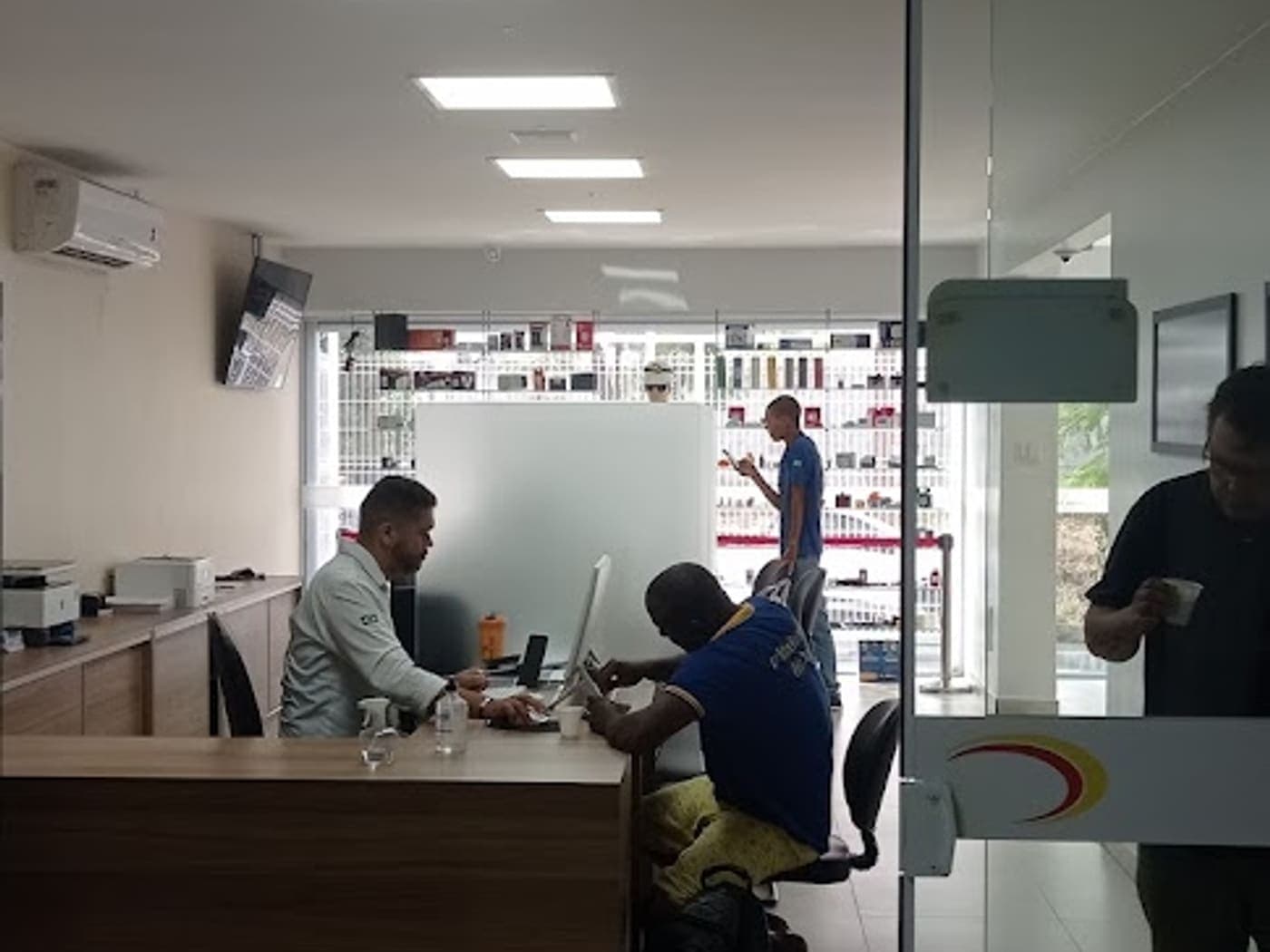 Equipe da Palmas Luz atendendo clientes no balcão