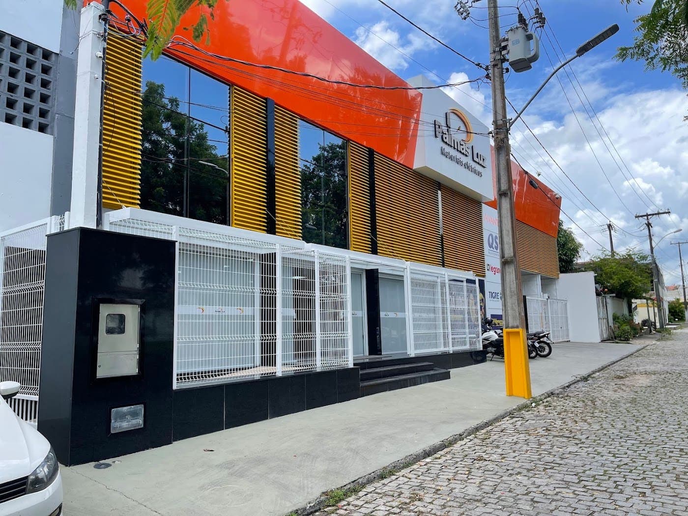 Fachada da Distribuidora Palmas Luz, no bairro Muchila