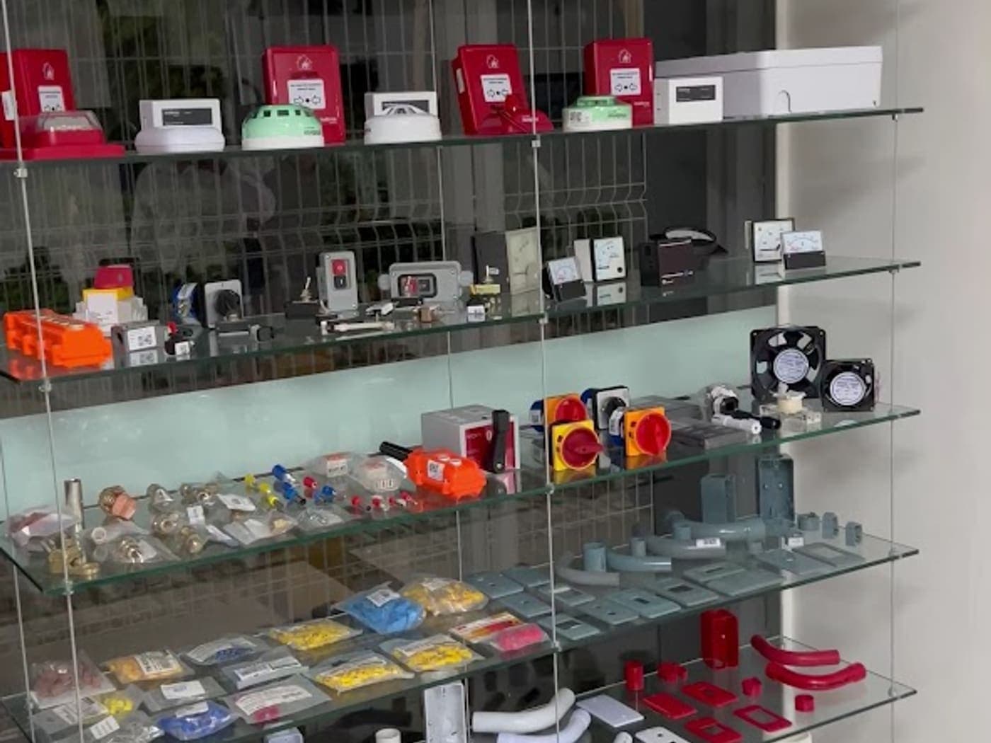 Produtos elétricos expostos em prateleira